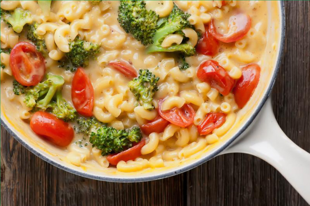 Cheesy Broccoli And Tomato Macaroni